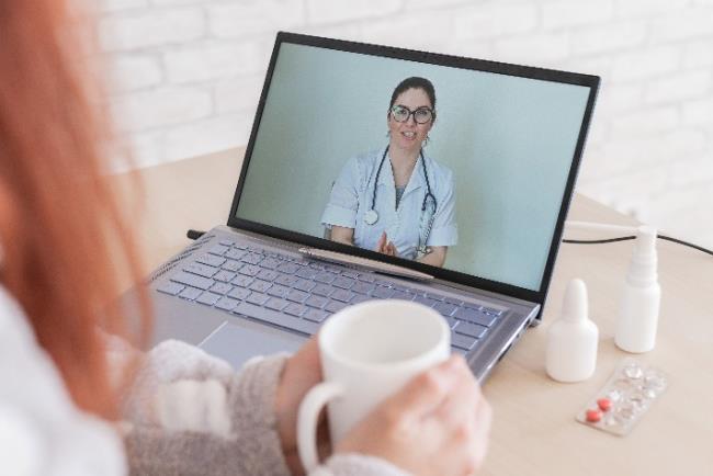 אישה מדברת עם רופאה אשר מפעילה מרפאה דיגיטלית